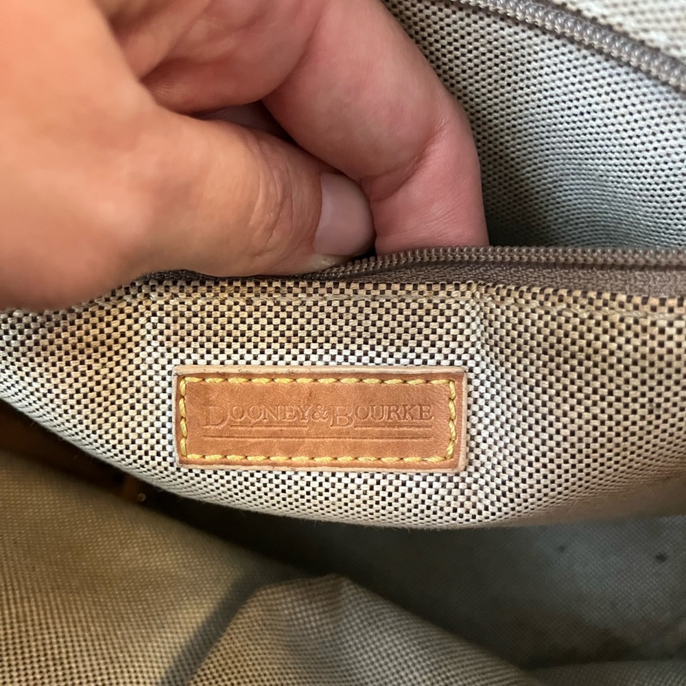 Dooney & Bourke vintage tan bucket bag - Picture 7 of 9